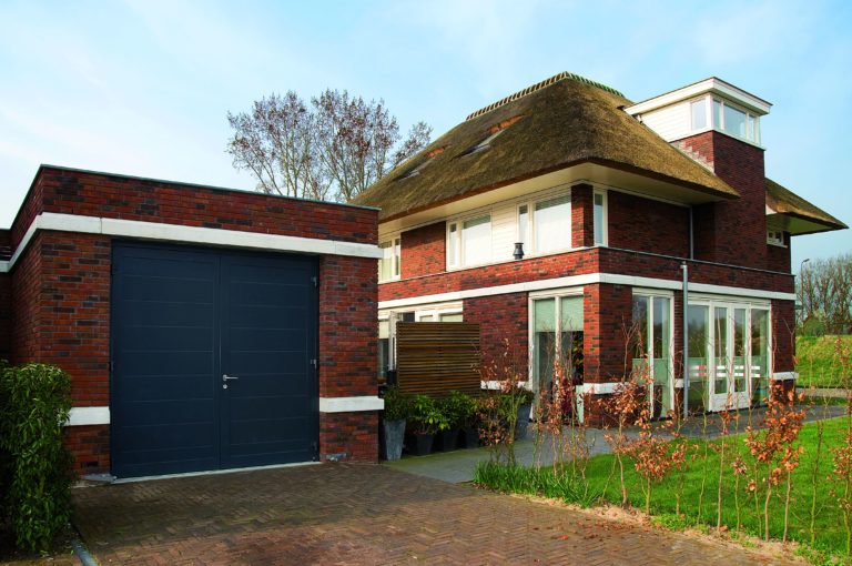 Hoermann Openslaande garagedeuren met huis