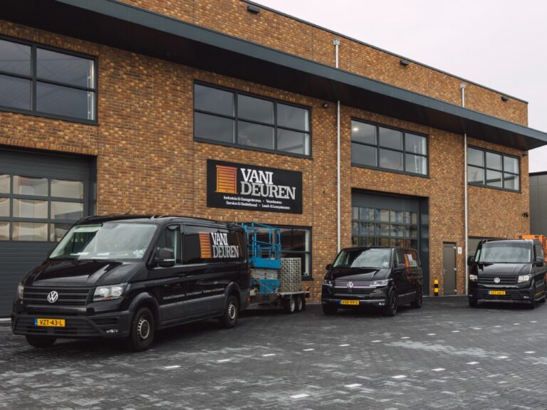 Foto werken bij bedrijfspand Vani Deuren